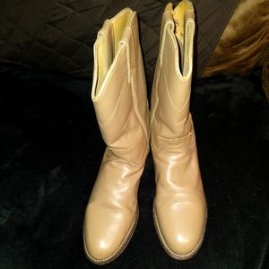 Justin's leather boots, tan color, size 8b